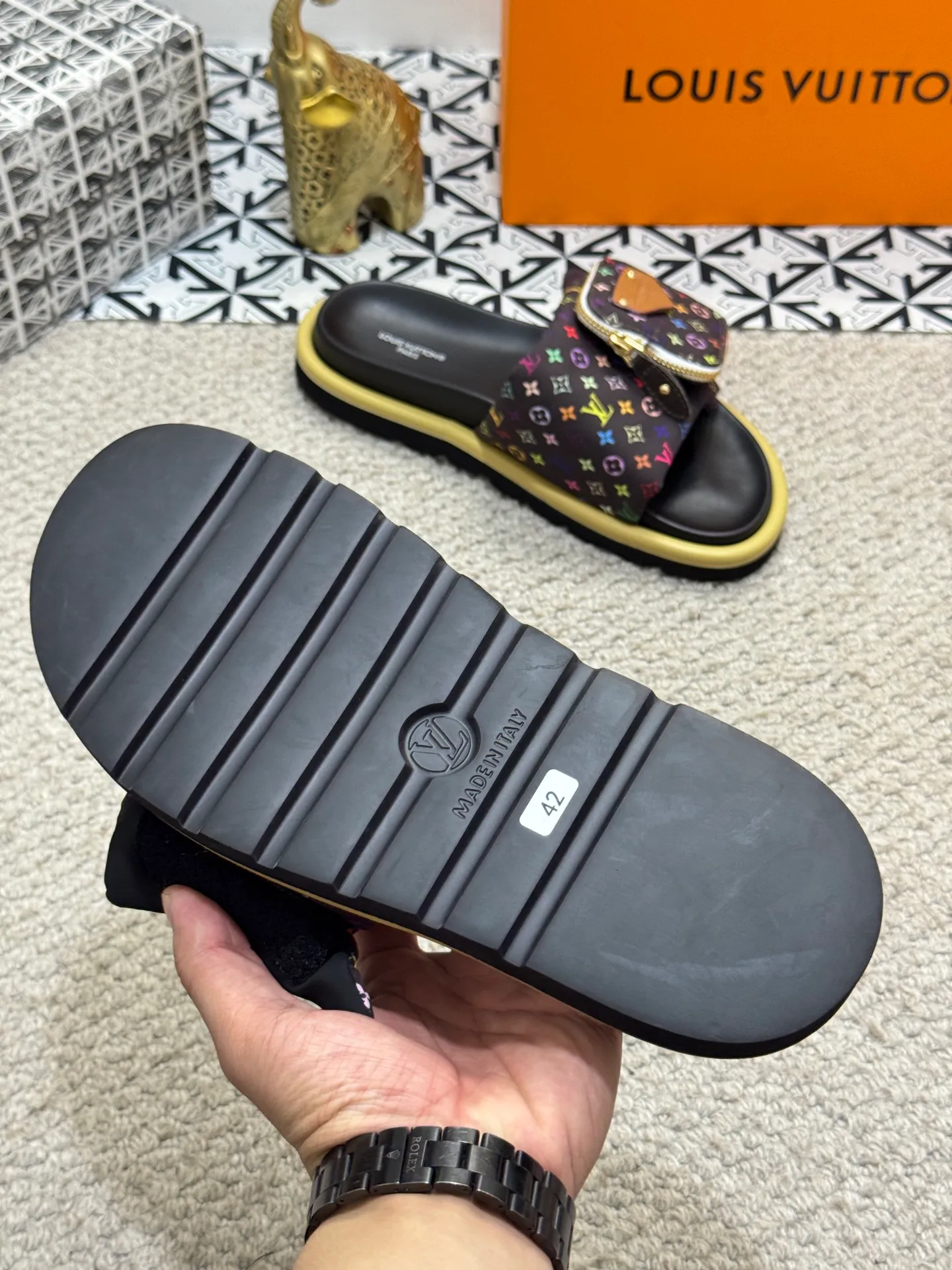 Men's shoes 💰400 [New style] 🦇🦇Top original order [Louis Vuitton] Couple style 👫Spring and summer style🎯🎯As an active family in the fashion industry ⭐ Lv is characterized by bold innovation ⚡Fabric down cloth🔥 Combined outsole, clean and tidy ⚡Fashionable and generous🌹Multiple colors available..Size: 36-44 (45 customized